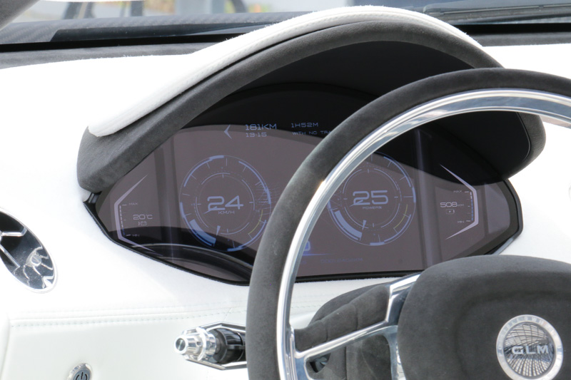 メーターパネルはフルデジタルで、数パターンの内容が切り替わりながら表示されていた