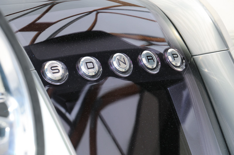 センターコンソールの上側にシフトセレクターらしきボタンを配置