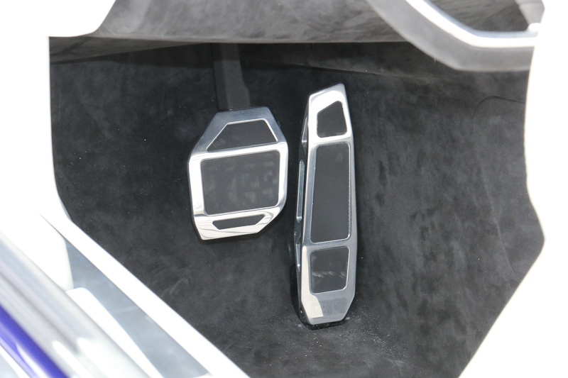 EVなので当然ながら2ペダル。アクセルペダルはオルガン式となっている