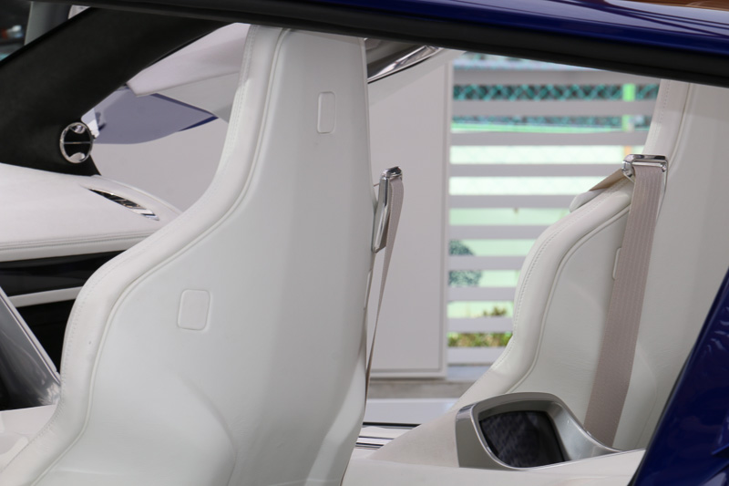 シートベルトは一般的なスタイルとは逆に、車両中央側に設定