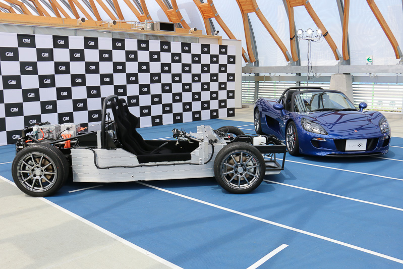 会場にはGLMが2015年10月から量産しているEVスポーツカーのトミーカイラZZや、トミーカイラZZの基礎となるプラットフォームを展示