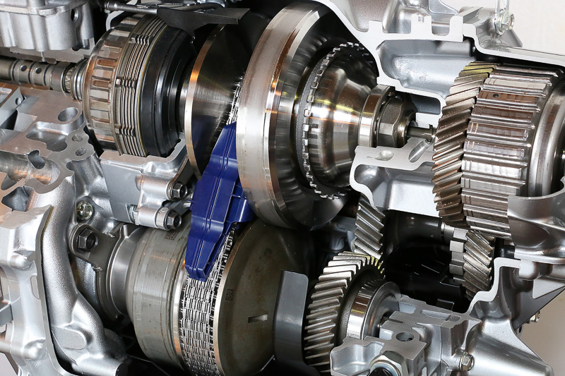 チェーンとプーリーによる無段階の変速機構。デビュー当初は金属音が室内まで侵入してきていたが、世代を重ねて静かな変速機に進化