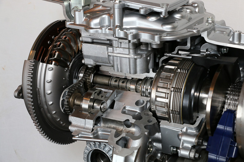 左側がエンジンとの結合部分にあるトルクコンバーター