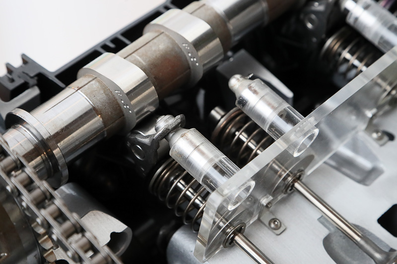 ローラーロッカーアームを採用する