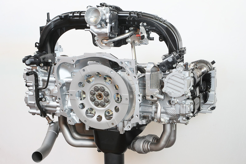 トランスミッション側から見たFB20型エンジン