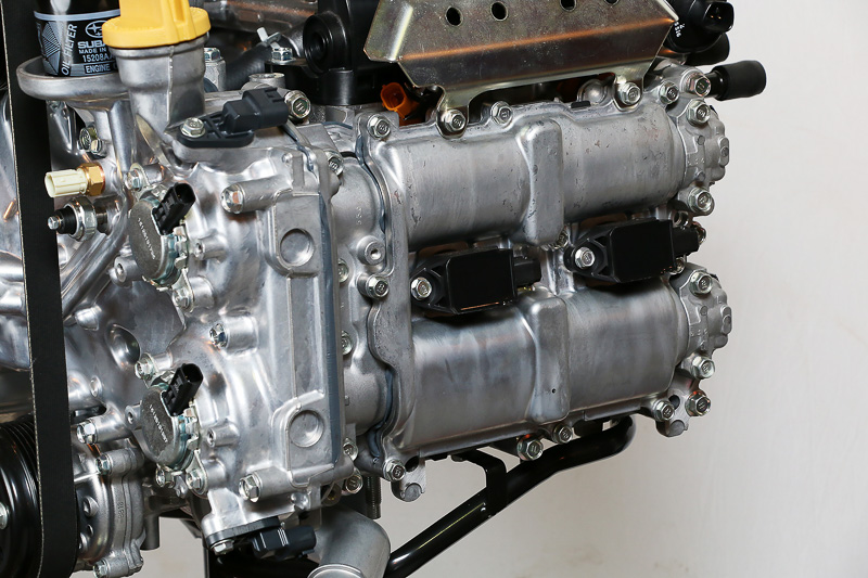 左バンクのヘッドカバー。樹脂化されていない