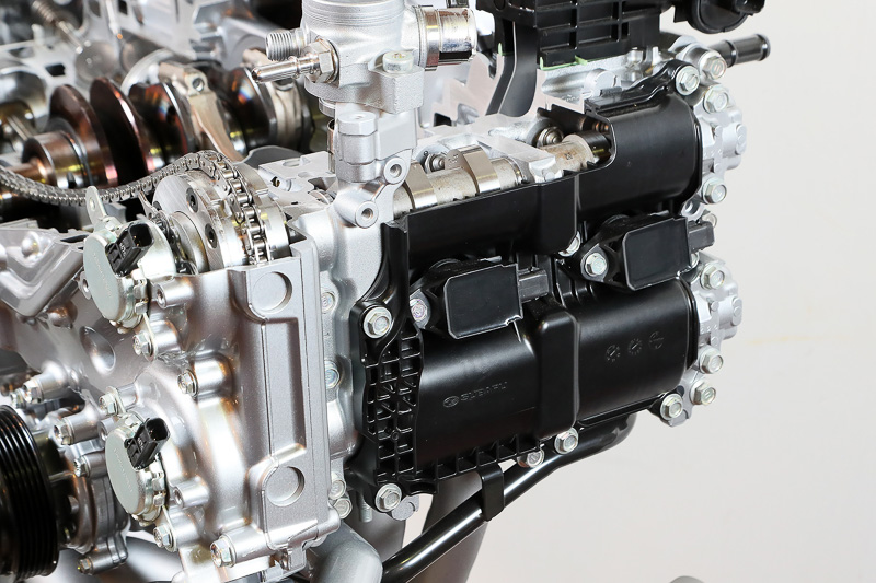 左バンクを横方向から。樹脂製ヘッドカバーを採用している