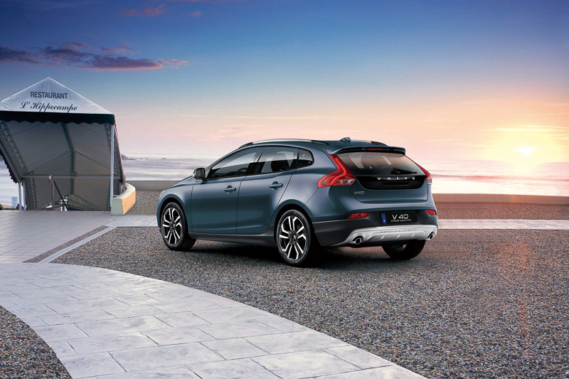 カジュアルにもフォーマルにも映えるコーディネーションの「V40 クロスカントリー INATOMO SELECTION（イナトモ セレクション）」