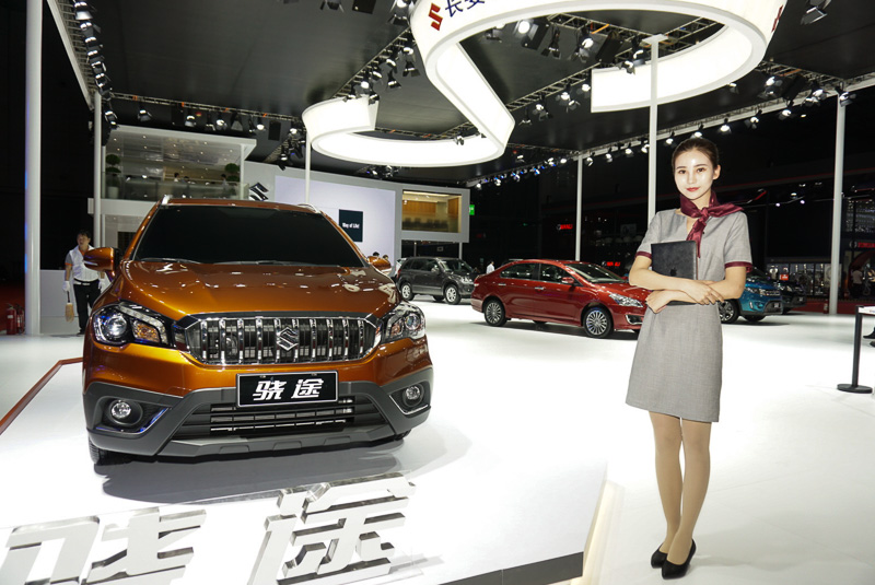 オート上海2017のスズキブースで公開された「SX4 S-CROSS」（一部仕様変更車）