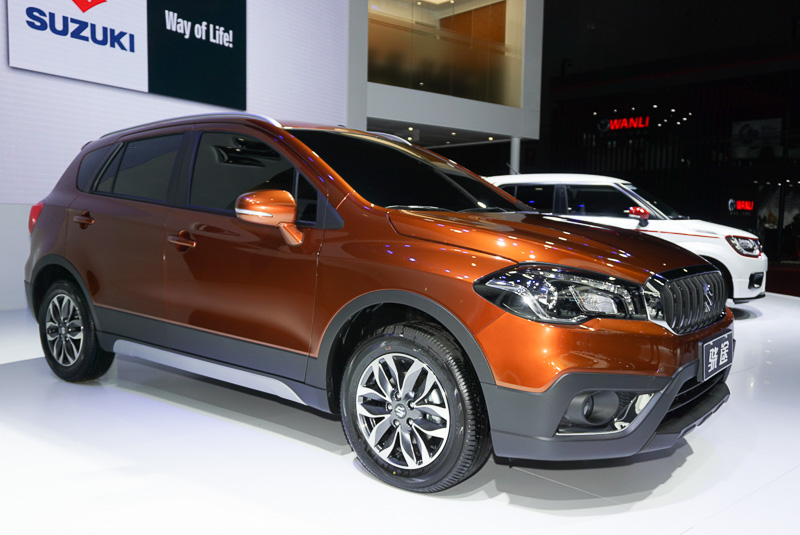 中国市場向けのSX4 S-CROSSは力強さを表現するため、フロントノーズにメタル調の縦桟グリルを採用