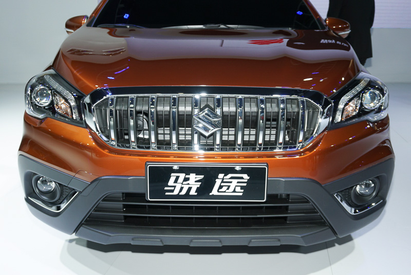 中国市場向けのSX4 S-CROSSは力強さを表現するため、フロントノーズにメタル調の縦桟グリルを採用