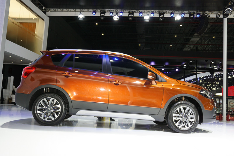 中国市場向けのSX4 S-CROSSは力強さを表現するため、フロントノーズにメタル調の縦桟グリルを採用