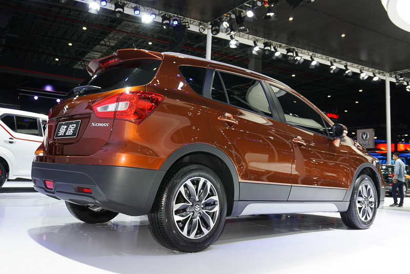 中国市場向けのSX4 S-CROSSは力強さを表現するため、フロントノーズにメタル調の縦桟グリルを採用