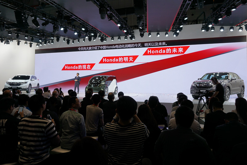 本田技研工業株式会社 代表取締役社長 社長執行役員 八郷隆弘氏は、ダイナミックに変化する中国市場でグローバルと中国の開発力を最大限に活用し、電動化や知能化といった新技術を積極的に導入するとコメント