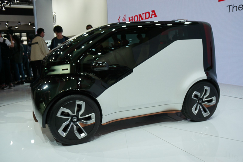 中国初公開となった「NeuV」は、ドライバーの表情や声の調子からストレス状況を判断して安全運転のサポートを行なうといった「感情エンジン」と呼ばれるAI技術を搭載