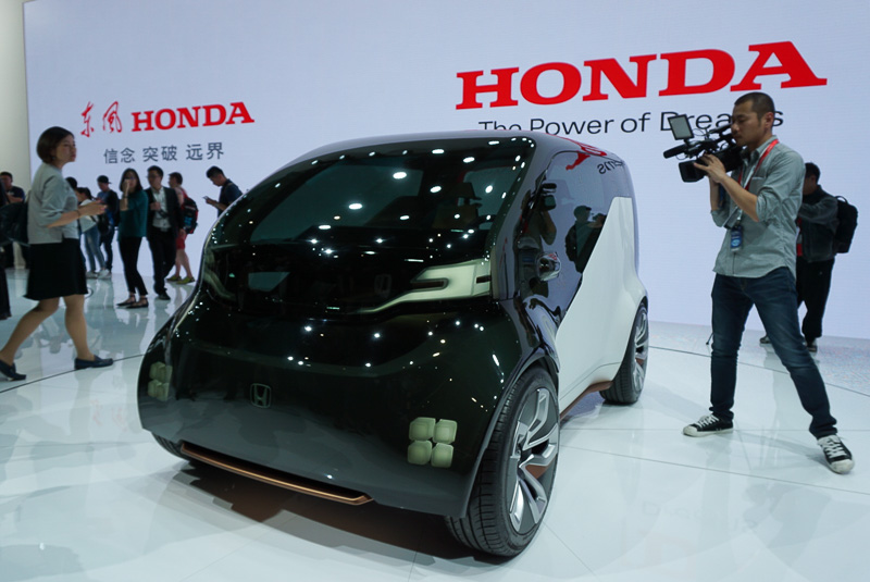 中国初公開となった「NeuV」は、ドライバーの表情や声の調子からストレス状況を判断して安全運転のサポートを行なうといった「感情エンジン」と呼ばれるAI技術を搭載