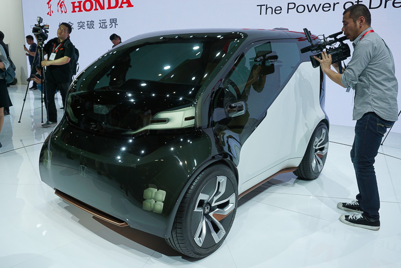 中国初公開となった「NeuV」は、ドライバーの表情や声の調子からストレス状況を判断して安全運転のサポートを行なうといった「感情エンジン」と呼ばれるAI技術を搭載