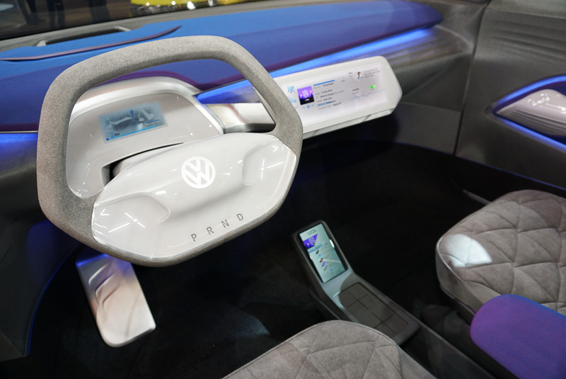 自動走行の「I.D. Pilot」モードを選択すると、ステアリングはダッシュボード内に格納される