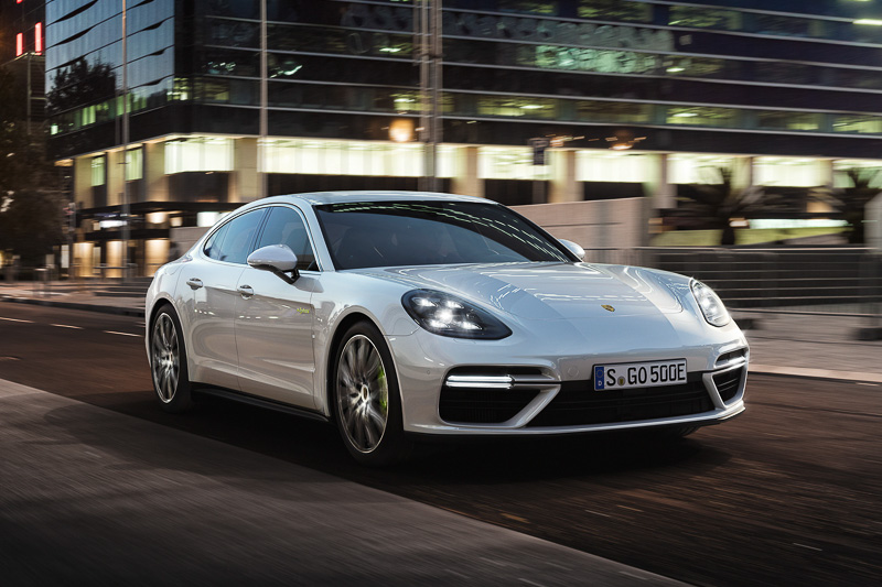 パナメーラ ターボS E-ハイブリッドのフロントビュー