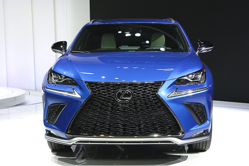 ワールドプレミアされた新型のレクサス NX。写真のモデルはNX300 F SPORTで、専用デザインのエクステリアやホイールが与えられている