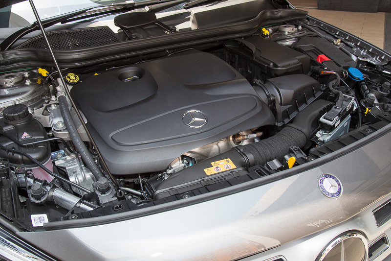 GLA 220 4MATICのエンジン。直列4気筒DOHC 2.0リッター直噴ターボで最高出力135kW（184PS）、最大トルク300Nmを発生。GLA全車で軽量なアルミ製ボンネットを採用