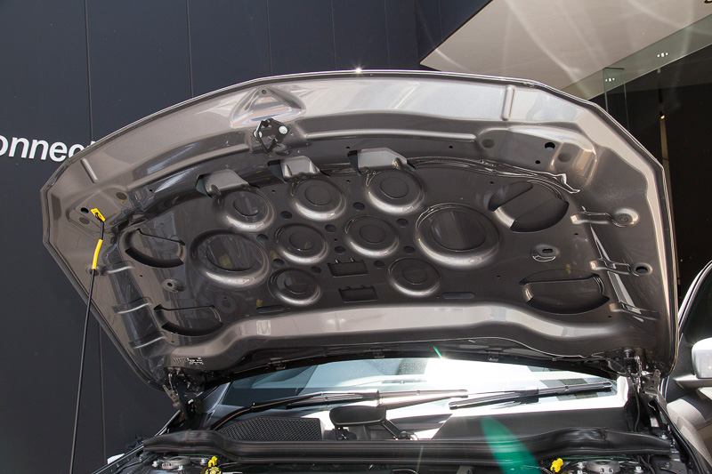 GLA 220 4MATICのエンジン。直列4気筒DOHC 2.0リッター直噴ターボで最高出力135kW（184PS）、最大トルク300Nmを発生。GLA全車で軽量なアルミ製ボンネットを採用