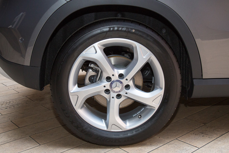 GLA 220 4MATICのタイヤサイズは前後とも235/50 R18。GLA 180は前後とも215/60 R17となる
