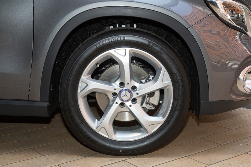 GLA 220 4MATICのタイヤサイズは前後とも235/50 R18。GLA 180は前後とも215/60 R17となる