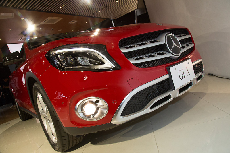 「パンチドグリル」と新デザインの前後バンパーを採用。リアコンビネーションランプは新型「Eクラス」にも採用した「クリスタルルック」が取り入れられた。状況に応じて調光できる機能を持っている