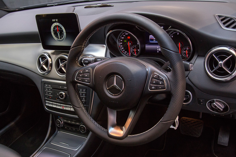 パンチングレザーを組み合わせたスポーティなステアリング