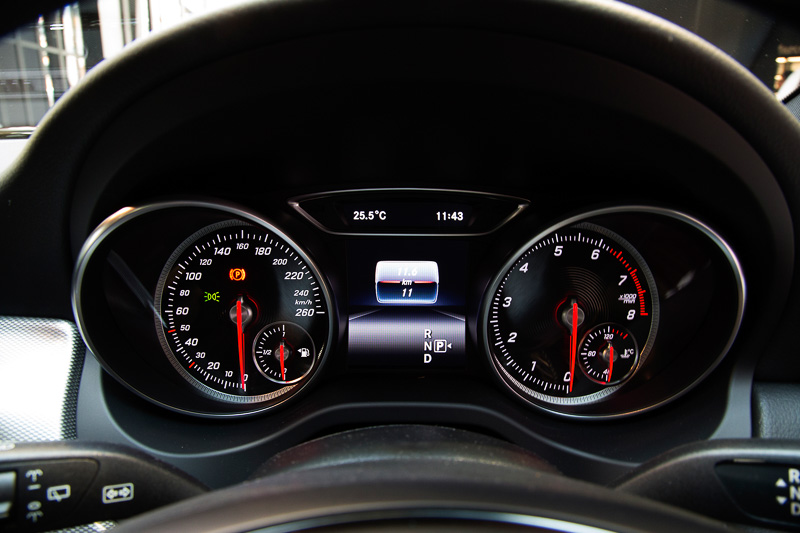 大型2眼式のメーターパネルを採用