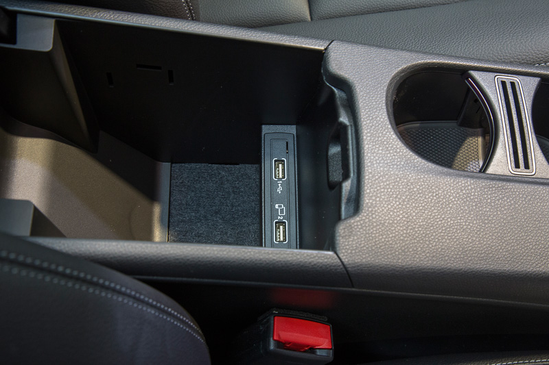 運転席まわりの収納と電源ソケット。12Vはセンターコンソール前方、リッド付きのアームレスト内にUSBメディアインターフェイスがある