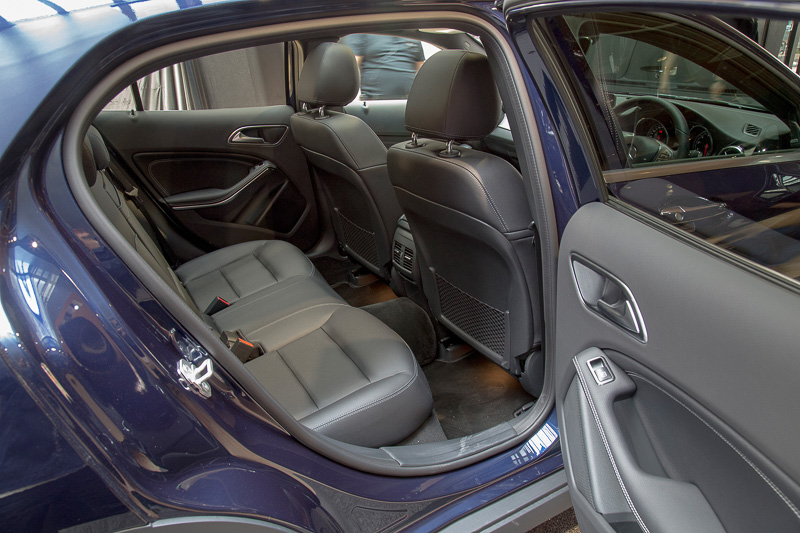 リアシートは2：1分割可倒式。トランク容量は421～1235L