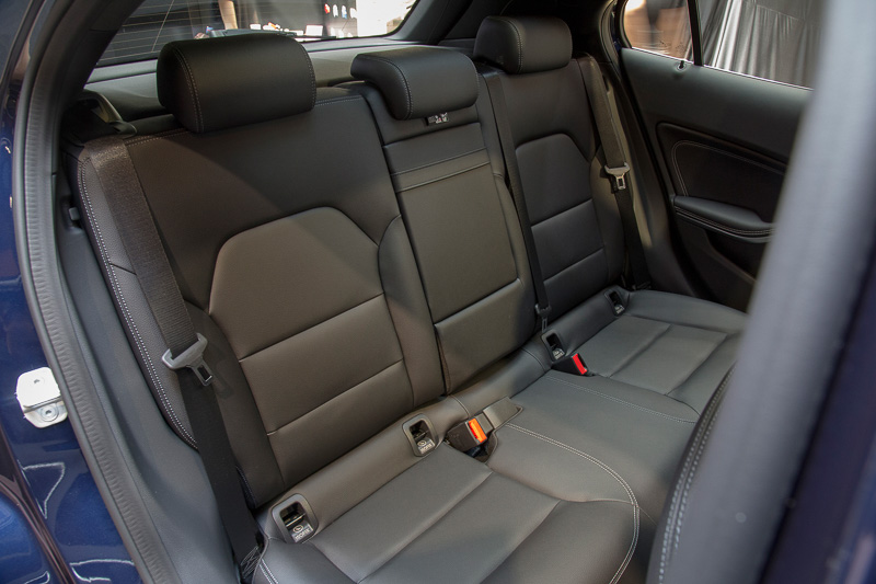 リアシートは2：1分割可倒式。トランク容量は421～1235L