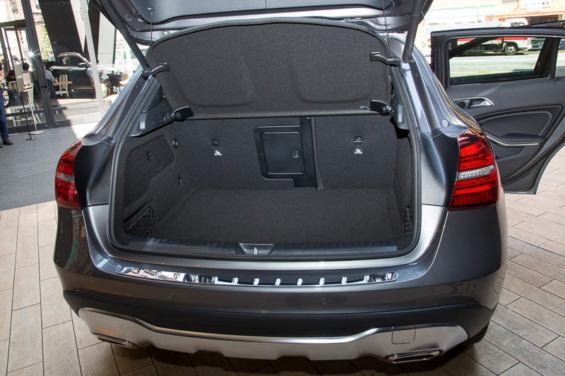 リアシートは2：1分割可倒式。トランク容量は421～1235L