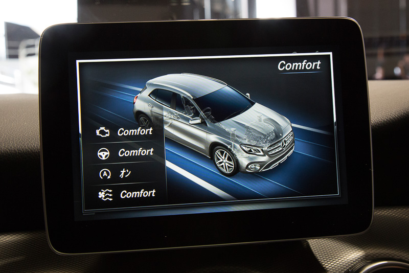COMANDディスプレイには「ダイナミックセレクト」の設定が表示される。モードは「Comfort」「Sport」のほか、エンジン、ステアリング操舵、エコモードなどを任意で設定できる「Individual」がある