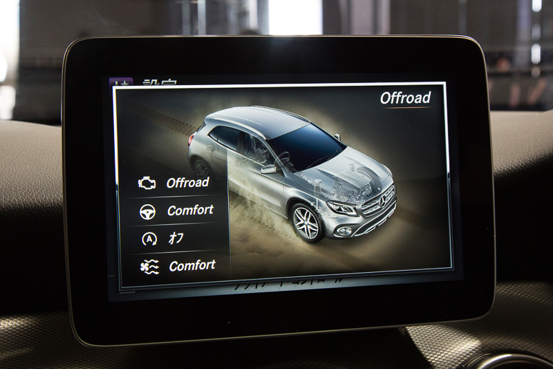 GLAには車両傾斜角、方角などを表示する「オフロードスクリーン」も装備する