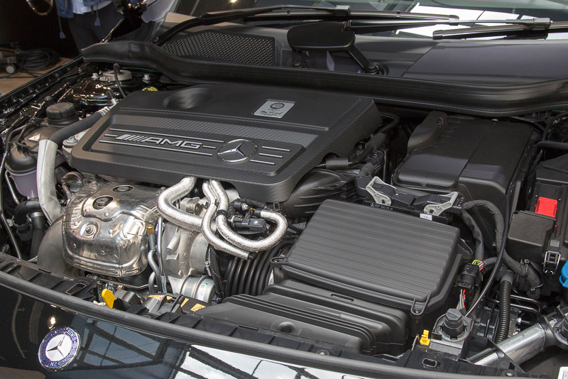 エンジンはほかのグレードでも採用されている直列4気筒DOHC 2.0リッター直噴ターボだが、メルセデス・ベンツが「世界一パワフル」とする最高出力280kW（381PS）、最大トルク475Nmを絞り出す。トランスミッションは「AMGスピードシフトDCT」の7速DCT。走行モードを選択できるAMGダイナミックセレクトには、サーキット走行用の「RACE」が新たに追加された