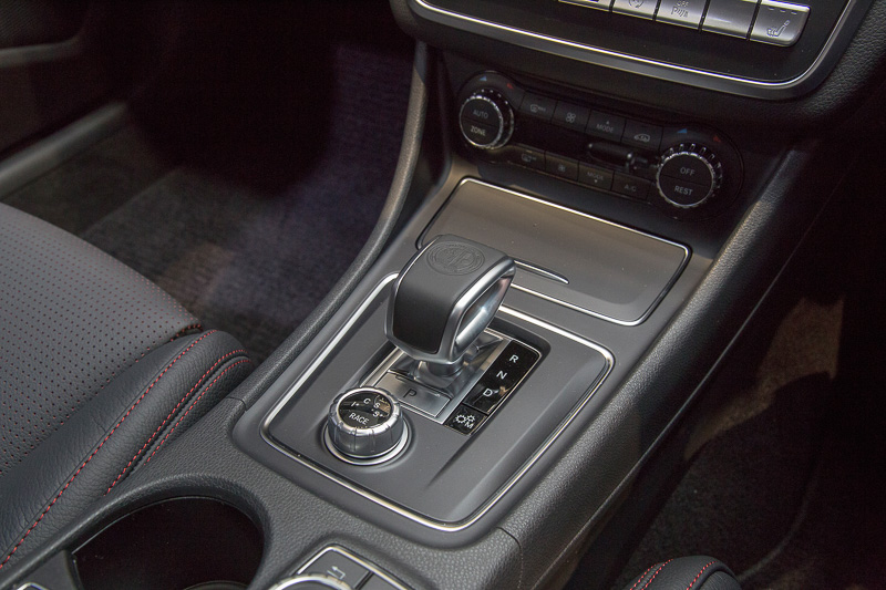 エンジンはほかのグレードでも採用されている直列4気筒DOHC 2.0リッター直噴ターボだが、メルセデス・ベンツが「世界一パワフル」とする最高出力280kW（381PS）、最大トルク475Nmを絞り出す。トランスミッションは「AMGスピードシフトDCT」の7速DCT。走行モードを選択できるAMGダイナミックセレクトには、サーキット走行用の「RACE」が新たに追加された