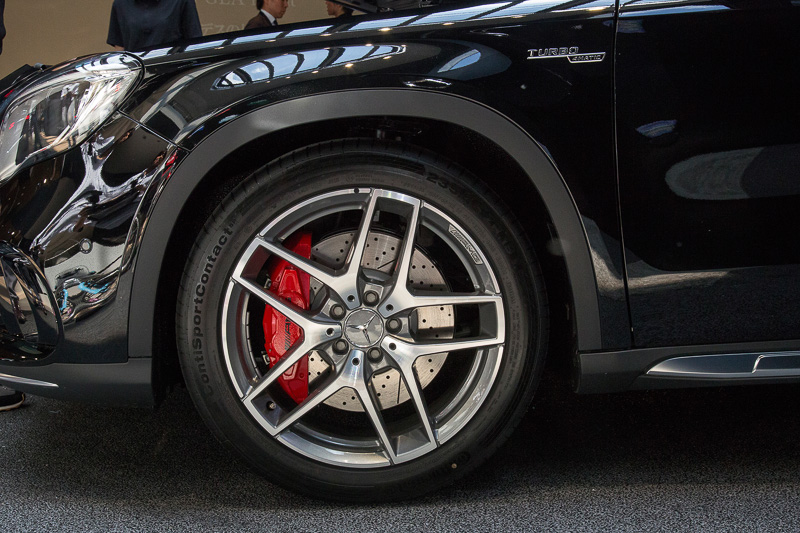 電子制御ダンピングシステムの「AMG RIDE CONTROLスポーツサスペンション」を採用。タイヤサイズは前後235/45 R19
