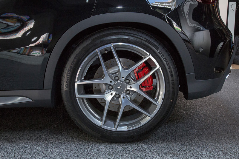 電子制御ダンピングシステムの「AMG RIDE CONTROLスポーツサスペンション」を採用。タイヤサイズは前後235/45 R19