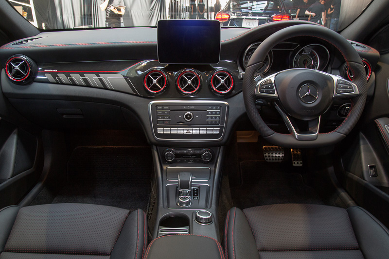 メルセデスAMG GLA 45 4MATICのインテリア。インパネ加飾にカーボンパネルが使われている。ステアリングやシートのステッチ、シートベルトなどが赤になる