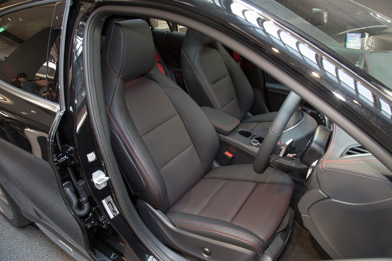 メルセデスAMG GLA 45 4MATICのインテリア。インパネ加飾にカーボンパネルが使われている。ステアリングやシートのステッチ、シートベルトなどが赤になる