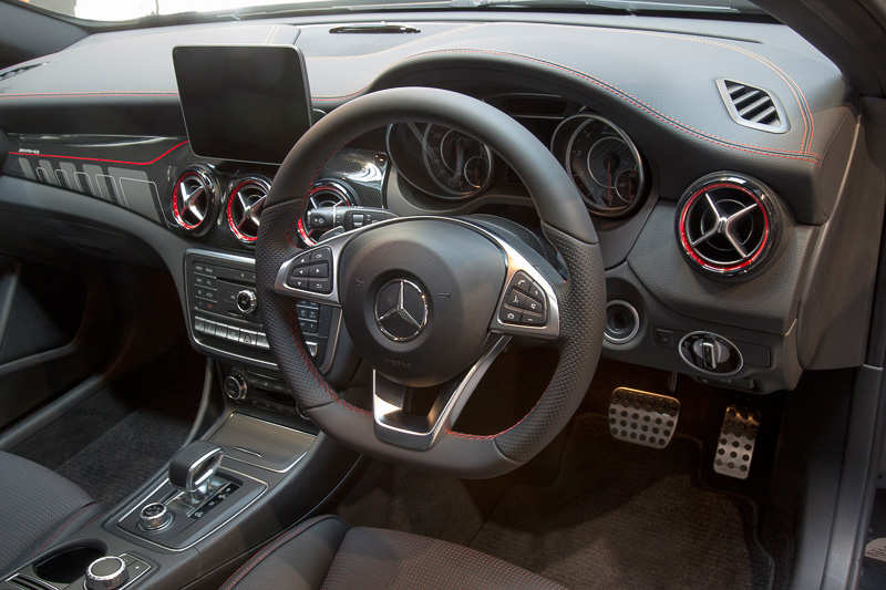 ステアリングは本革/DINAMICAのAMGパフォーマンスステアリング。スピードメーターは320km/hスケールで、タコメーターの文字盤にAMGのロゴが入る