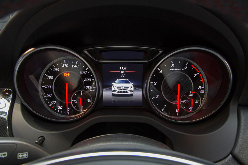 ステアリングは本革/DINAMICAのAMGパフォーマンスステアリング。スピードメーターは320km/hスケールで、タコメーターの文字盤にAMGのロゴが入る