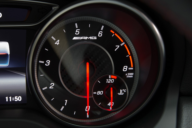 ステアリングは本革/DINAMICAのAMGパフォーマンスステアリング。スピードメーターは320km/hスケールで、タコメーターの文字盤にAMGのロゴが入る