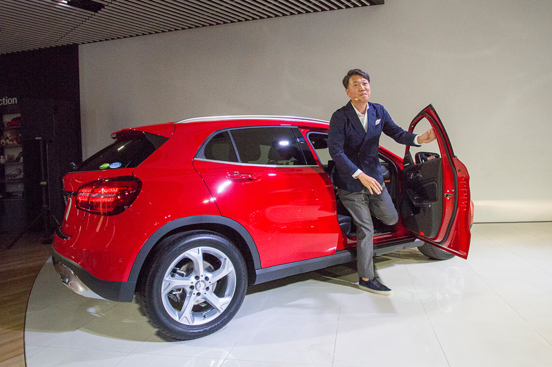 メルセデス・ベンツ日本株式会社 代表取締役社長兼CEO 上野金太郎氏がGLA 180に乗って登場するパフォーマンスが行なわれた