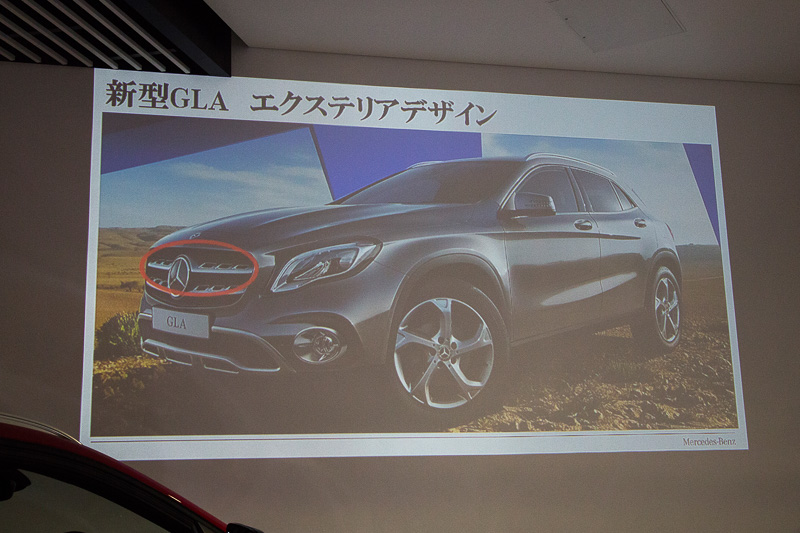 変更されたエクステリアデザインの説明。先代モデルからさらにSUVらしさを際立たせるスタイルに進化。メルセデスSUVに多用されてるパンチドグリルや大型化されたフォグランプを採用し、リアコンビネーションランプにはクリスタルルックを導入。後続車からの視認性を高めている。また、状況によって発光量を調整する