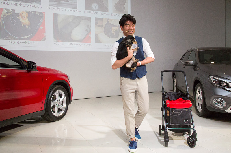 アクセサリーの紹介にはモデル犬も登場。ペットシートカバー、ペットキャリーなどを装備したGLA 180にモデル犬を座らせ、両手で持ったペットカートをフットトランクオープンナーを利用してラゲッジスペースに入れるパフォーマンスを実演
