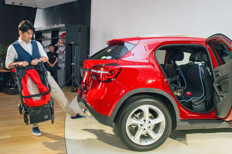 アクセサリーの紹介にはモデル犬も登場。ペットシートカバー、ペットキャリーなどを装備したGLA 180にモデル犬を座らせ、両手で持ったペットカートをフットトランクオープンナーを利用してラゲッジスペースに入れるパフォーマンスを実演